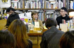 福島県浜通り地方の住民を描いた著書について語った作家の川内有緒さん=新潟市中央区下大川前通4