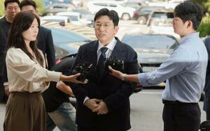 韓国警察に出頭し、取材に答える大手芸能事務所「HYBE(ハイブ)」の創業者、房時赫氏(中央)=15日、ソウル(聯合=共同)