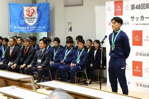 総理大臣杯準優勝の報告をした秋元琉星主将(右)=9月25日、新潟市北区の新潟医療福祉大