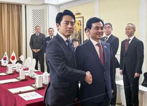 会談に臨む小泉防衛相(左)と韓国の安圭伯国防相=30日、シンガポール(共同)