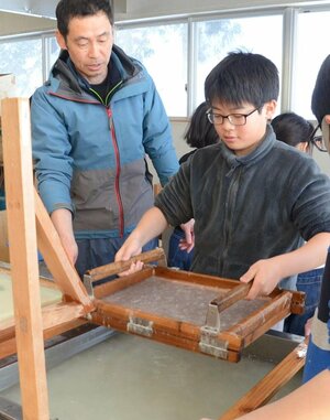 卒業証書用の和紙をすく上郷小の６年生＝津南町上郷宮野原