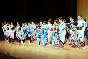 牛深ハイヤ節が披露された「佐渡民謡の祝祭」=佐渡市中原