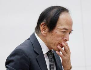 記者会見を終え、退席する日銀の植田総裁=19日午後、日銀本店