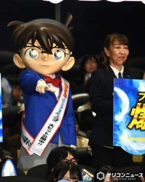 劇場版『名探偵コナン ハイウェイの堕天使』公開記念舞台あいさつに登壇した(左から)江戸川コナン、高山みなみ (C)ORICON NewS inc.