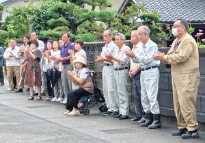 胎内市長選の候補者の演説を聞く有権者ら=11日、胎内市