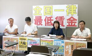 新潟市内で生活するための最低限の時給を発表する県労連の寺崎洋子議長(右から2人目)ら=7月24日、県庁