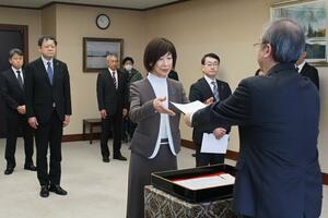 花角英世知事から退職の辞令を受け取る県幹部=3月29日、県庁