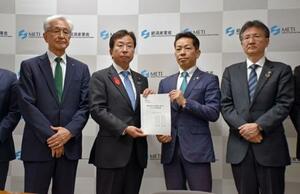 経産省の大串正樹副大臣(中央左)に要望書を手渡す新潟県小千谷市の宮崎悦男市長(同右)ら=10日午後、経産省