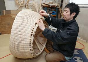 籐家具の製造は職人が1工程ずつ手作りで進める