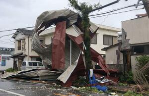 突風で飛ばされ電線に引っかかった飛来物=29日午前11時30分、宮崎市
