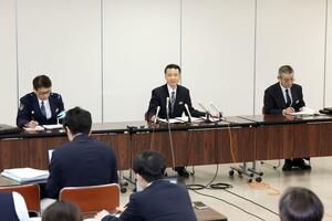 小山大輔容疑者を強盗殺人容疑で再逮捕したと会見で発表する県警幹部=4月10日、新潟県警察本部
