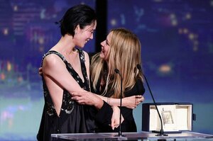 【第79回カンヌ国際映画祭】最優秀女優賞をW受賞した（左から）岡本多緒とヴィルジニー・エフィラ（『急に具合が悪くなる』）　Andreas Rentz Getty Images Entertainment