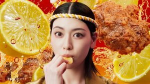 7月1日より放送「湖池屋ストロング」新TVCM『濃いも旨いもストロング』篇に出演する三吉彩花