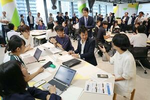 学生や社会人の交流拠点として完成した「SANKAKU」の開業イベント=18日、新潟市中央区