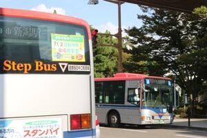 採用イベントのポスターが貼られた新潟交通の路線バス=新潟市中央区