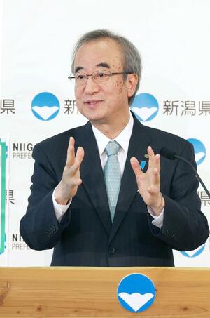 記者の質問に答える花角英世知事＝８日、県庁