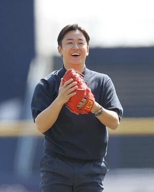 オイシックス-日本ハム 始球式で登板した元日本ハムの斎藤佑樹さん=3月23日、エコスタ