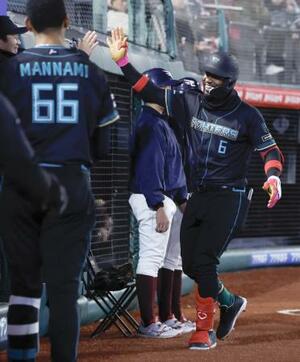 　４回、先制本塁打を放ち、ナインに迎えられる日本ハムのカストロ＝楽天モバイルパーク