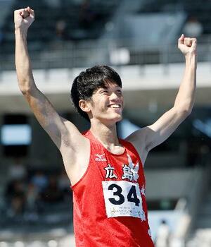 成年男子走り高跳び 2メートル29の大会記録を1回目でクリアし、喜ぶ広島・真野友博。優勝した=平和堂HATOスタジアム