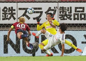 鹿島-新潟 前半30分、ヘディングシュートを決められ、新潟は2点目を許す=カシマ(写真映像部・永井隆司)