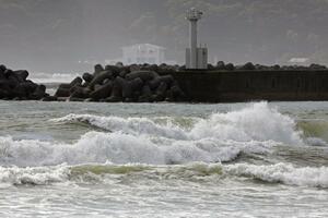 台風10号の影響で荒波が打ち寄せる宮崎市の海岸=8月27日午前8時51分