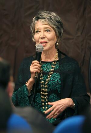 トークショーで「映画全盛期のいい時代に恵まれた」と振り返る俳優の水野久美さん=2月24日、新潟市中央区
