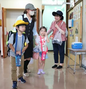 非常時を想定して行われた引き渡し訓練＝上越市有間川