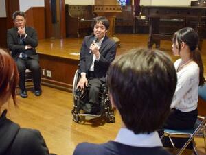 　講演後、学生と話す林浩輝さん＝２１日午後、京都市上京区の同志社大