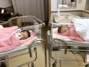 生後間もない双子。眠っている時間も長かったが、目覚めると今よりも泣いていた＝２０２５年９月、新潟市