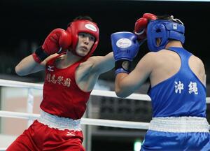 ボクシング ライト級3回戦 攻める天井澤祐志(左・開志学園)=佐賀市のSAGAサンライズパーク