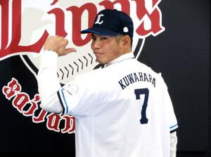 西武入団の記者会見で撮影に応じる桑原=22日、埼玉県所沢市