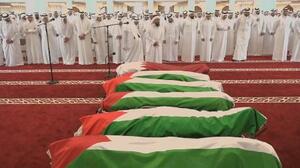 イスラエルの空爆で亡くなった人の葬儀に参列する人たち=11日、カタール・ドーハ(Qatar TV/Reuters TV提供、ロイター=共同)