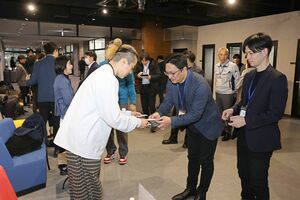 「ＩｎｎｏＬａｂｏ　ＮＩＩＧＡＴＡ」で名刺交換するスタートアップ経営者と地域企業関係者ら＝新潟市中央区