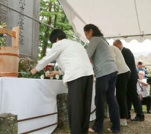 花岡事件の慰霊式で献花する遺族ら=30日午前、秋田県大館市