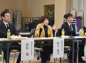 長岡市山古志地域を訪れ、教育やデジタル村民について意見を交わした阿部俊子文部科学相=12月1日、長岡市
