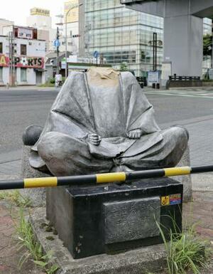 　首部分が折られた豊臣秀吉像＝８月２６日、名古屋市西区