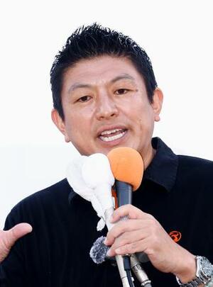 街頭演説する参政党の神谷代表=19日午前、横浜市