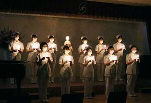戴帽式で、ろうそくを手にナイチンゲール誓詞を唱和する佐渡看護専門学校の2年生=佐渡市千種