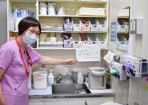 　配管の劣化による水漏れが起きた東京科学大病院の職員用給湯所＝７月、東京都文京区