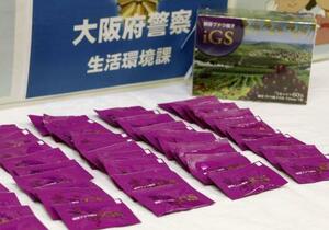 押収されたサプリメント「瞬芽ブドウ種子iGS」=2月、大阪府警本部