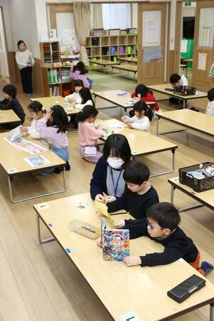新潟市の放課後児童クラブで過ごす児童たち。共働き世帯の増加で利用が増えている=2月12日、新潟市江南区