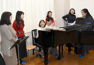 コンサートに向けてリハーサルする村山和子さん(左から3番目)ら出演者=新潟市中央区