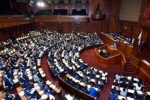 再審制度を見直す刑事訴訟法改正案が審議入りした衆院本会議=26日午後