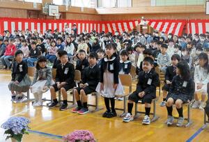 新しい紫雲寺小となって初の入学式に臨んだ子どもたち=新発田市稲荷岡