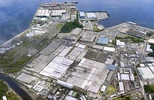 日産自動車の追浜工場(手前)=5月、神奈川県横須賀市