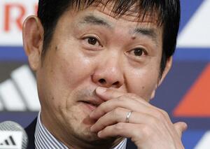 サッカーW杯北中米3カ国大会に臨む日本代表メンバーを発表し、目を潤ませる森保一監督=15日、東京都内