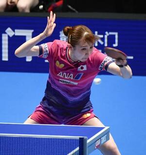 　卓球の世界選手権団体戦のイングランド戦でプレーする早田ひな＝ロンドン（共同）