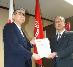 花角英世知事(右)に村上総合病院の分娩休止を受けた要望書を手渡す高橋邦芳・村上市長=1月21日、県庁