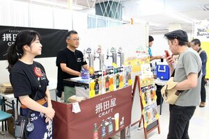 県内外18店が出店し、初開催された「ビールと酒の祭典」=23日、見附市学校町1のネーブルみつけ