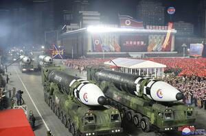 平壌での軍事パレードで披露された北朝鮮の弾道ミサイル=2023年2月8日(朝鮮中央通信提供、AP=共同)